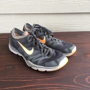 nike training flex trainers in grey with peach swoosh